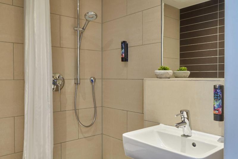 Standard Queen Room image 1
