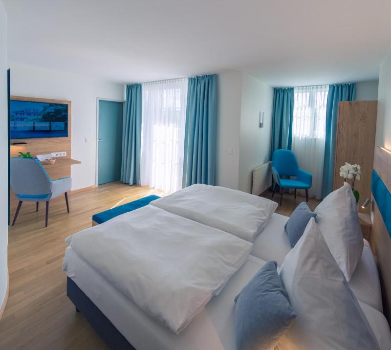 Junior Suite with Balcony image 2
