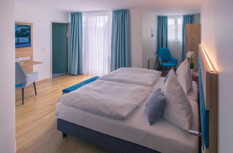Junior Suite with Balcony image 1