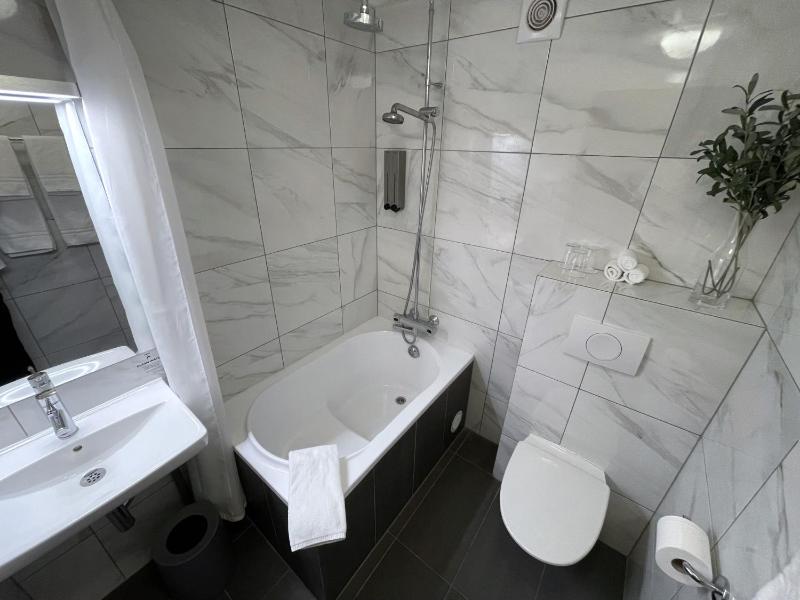 Triple Room image 3