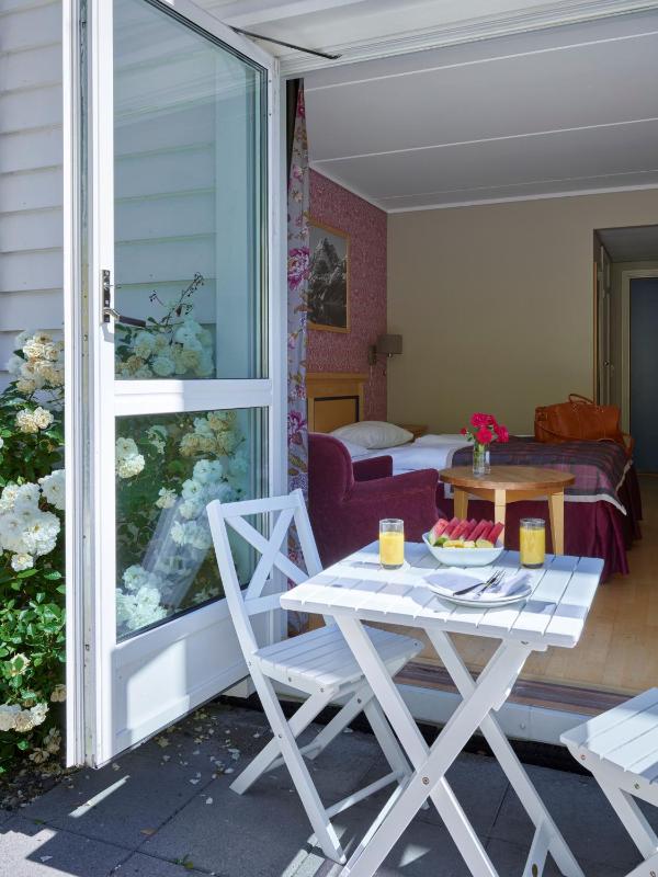 Twin room with balcony Or Garden exit image 4