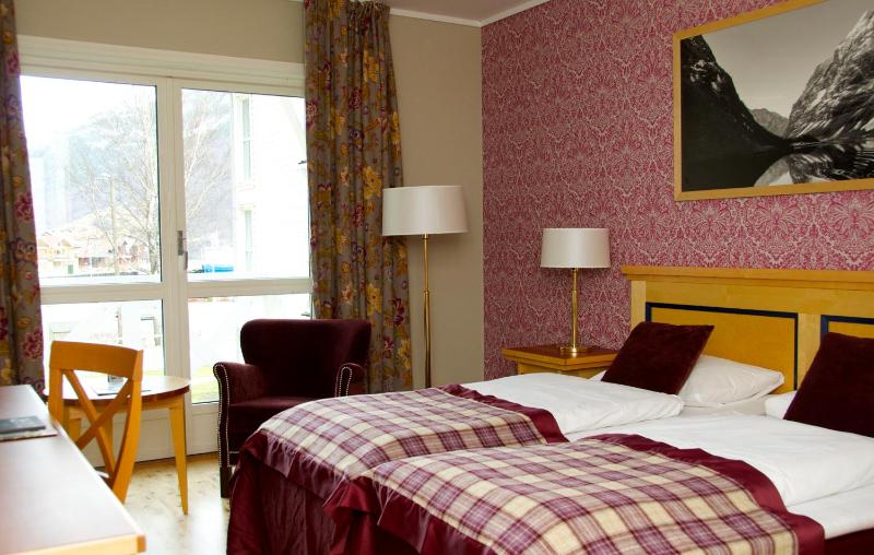  Twin Room image 3
