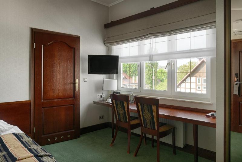 Premium Twin Room image 3