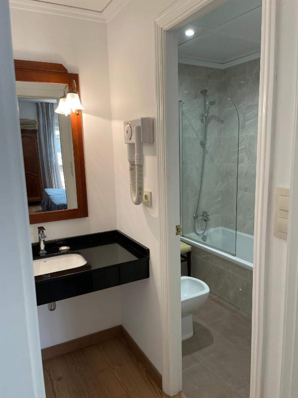 Double Room with Extra Bed image 2