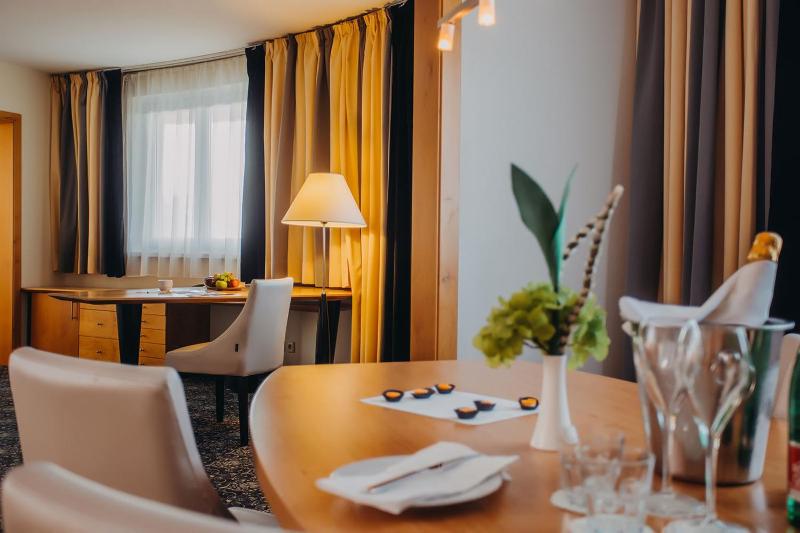 Junior Suite with Executive Lounge Access image 4