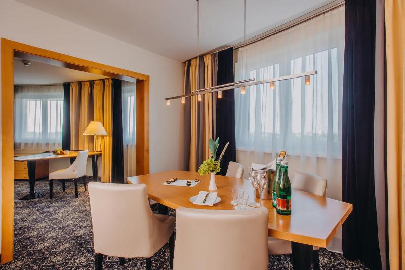 Junior Suite with Executive Lounge Access image 3