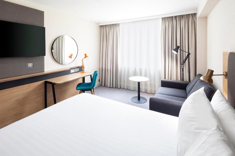 Standard Room with Two Single Beds - Accessible image 1
