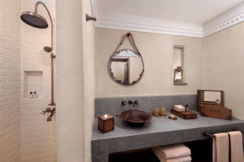 King Heritage One Bedroom Suite image 2