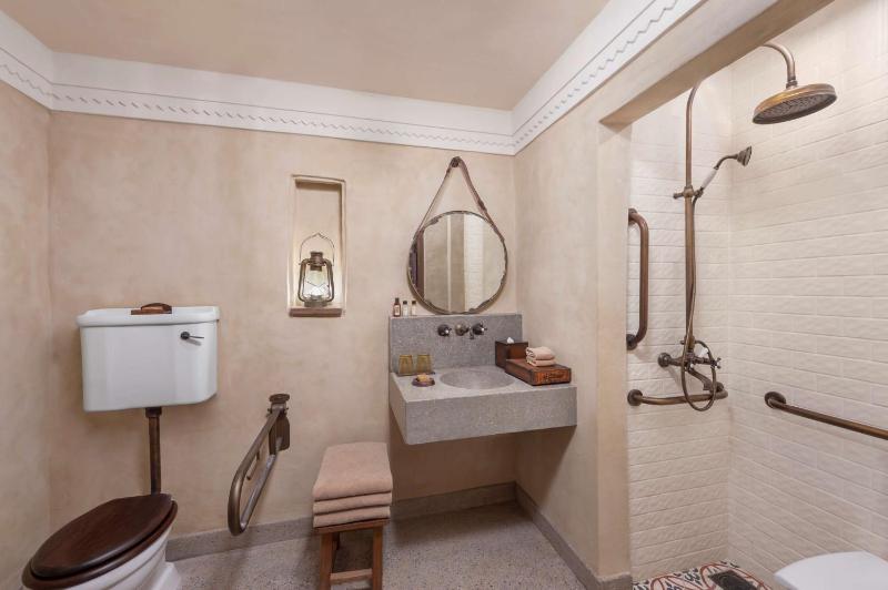 Queen Heritage Room - Mobility Accessible image 2