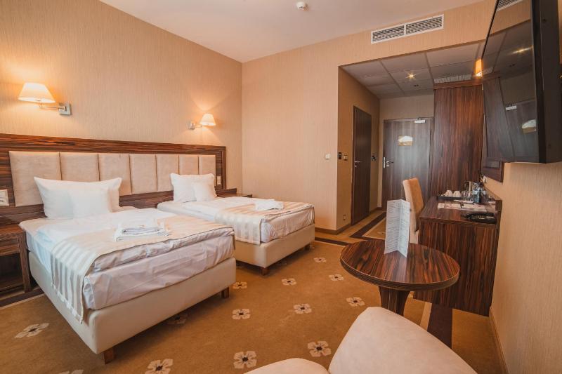  Standard Twin Room image 3