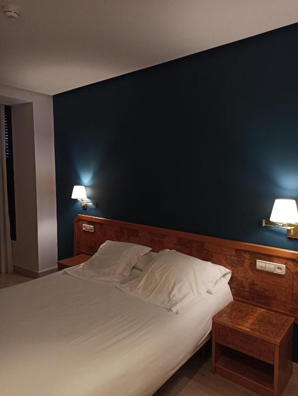Double Room with City View image 4