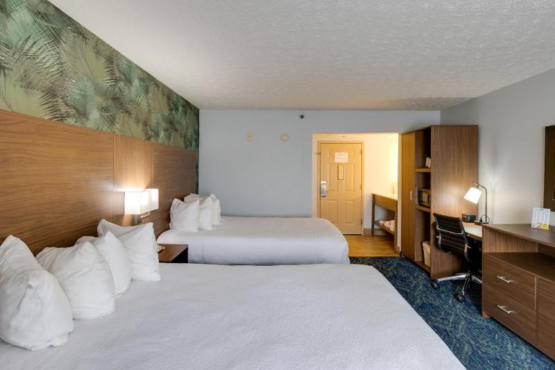 Queen Room with Two Queen Beds - No Balcony image 3