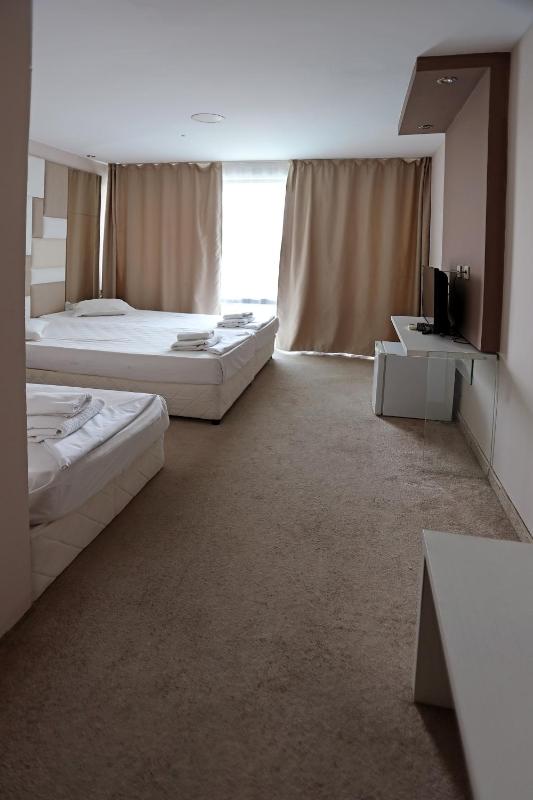 Twin Room with Balcony image 1