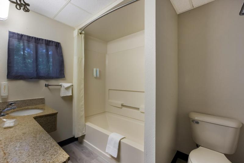 Quadruple Room - Non Smoking/Exterior Corridor image 4