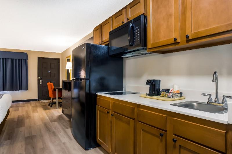 Quadruple Room - Non Smoking/Exterior Corridor image 2