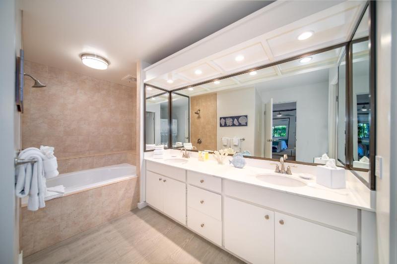 Unit 16P7 Golf Villa Fairway View 2 Bedroom image 3