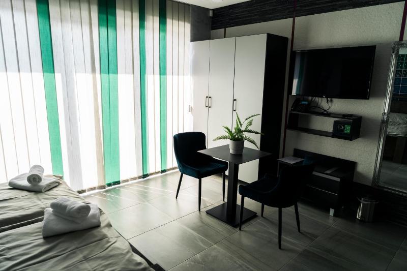 Double Room with Patio image 4