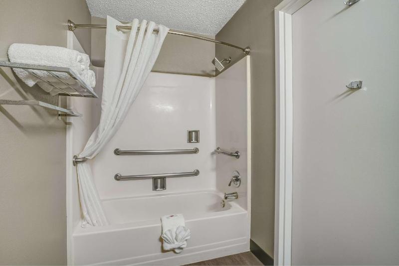 Queen Room - Disability Access image 2