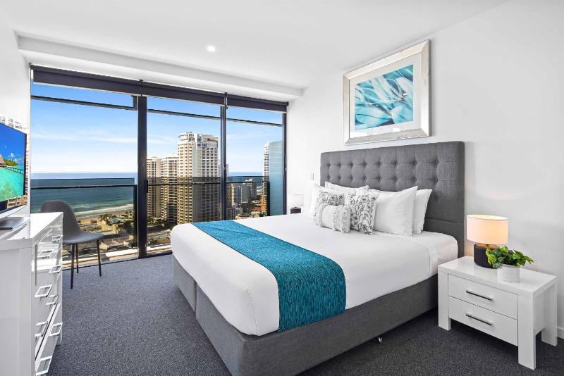 Holiday Holiday Circle On Cavill Apartments - image 14