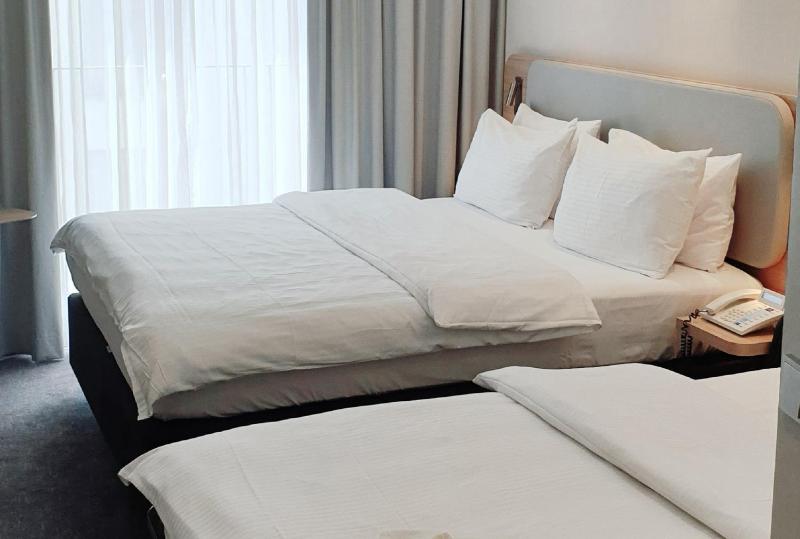 Standard Queen Room - Low Floor image 3