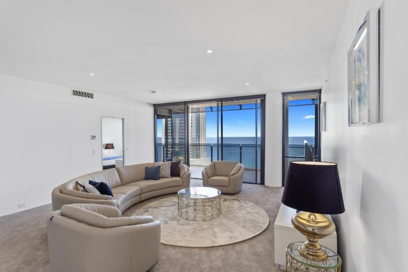 Holiday Holiday Circle On Cavill Apartments - image 16