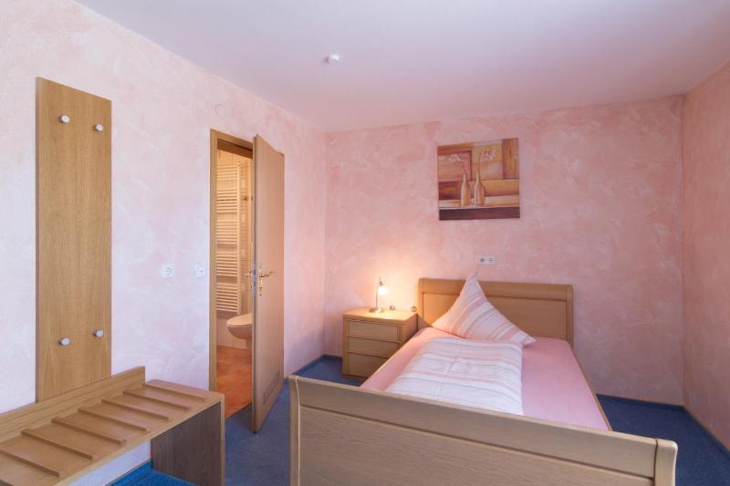 Single Room image 3