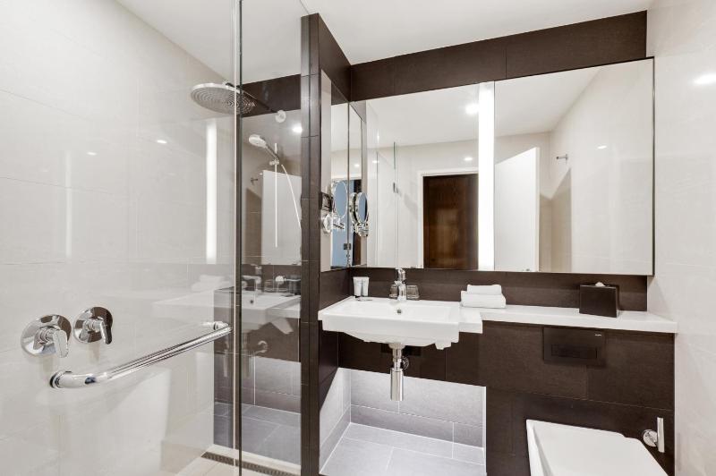 Signature Superior King Room image 3