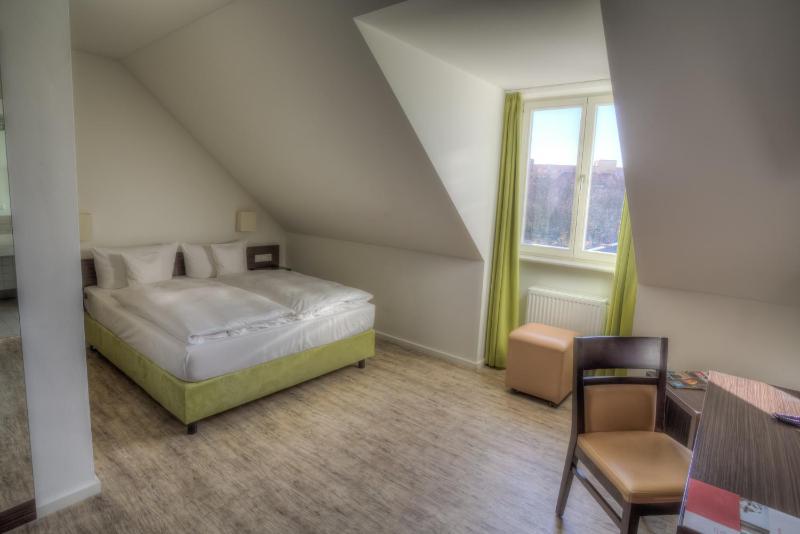 Queen Room image 1
