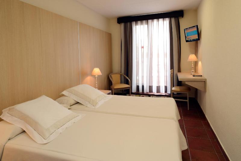 Double Room with Street View image 4