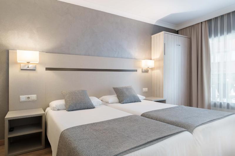 Triple Room with Terrace image 4