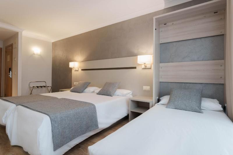 Triple Room with Terrace image 3