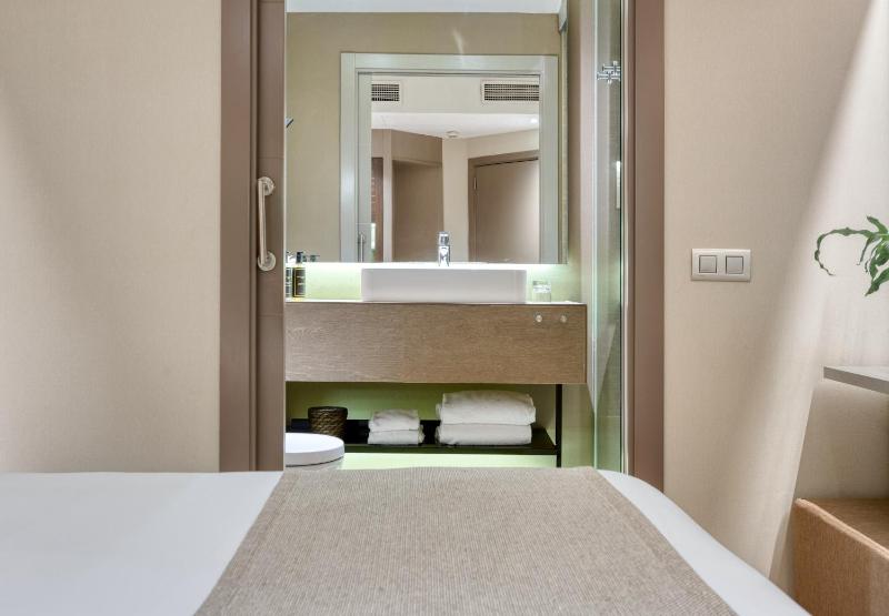 Basic Double Room image 3