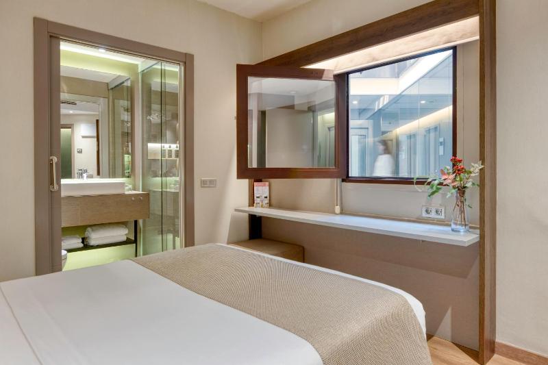 Basic Double Room image 4