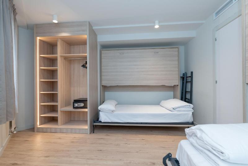 Deluxe Family Room image 3