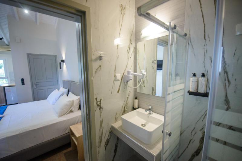 Standard Quadruple Room image 3