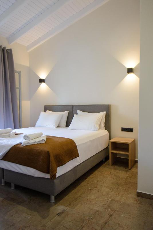 Standard Quadruple Room image 4