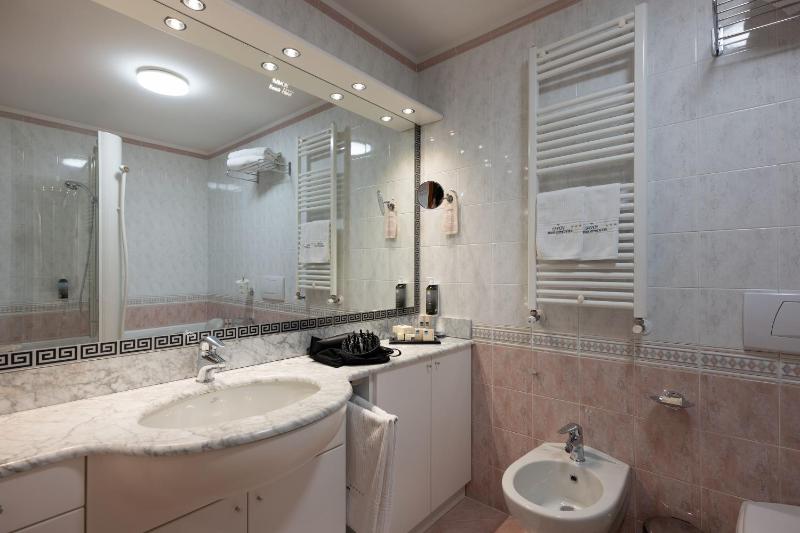 Standard Room with Balcony image 4