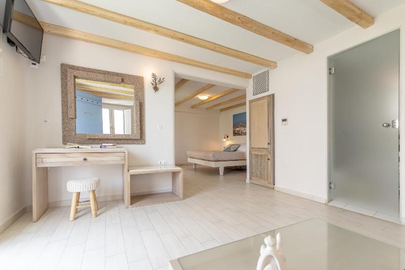 Family Room with Private Veranda & Hot Tub (2-4 People) image 1