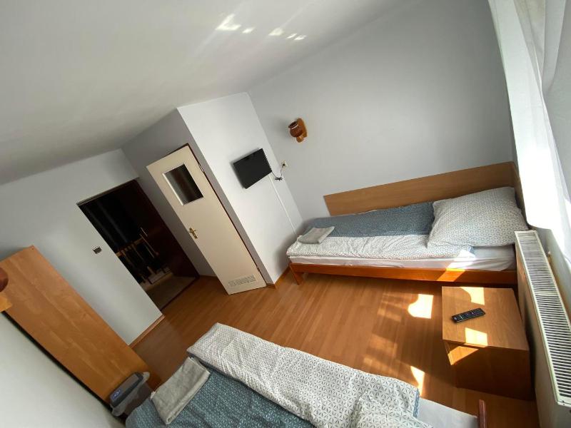 Small Twin Room image 1