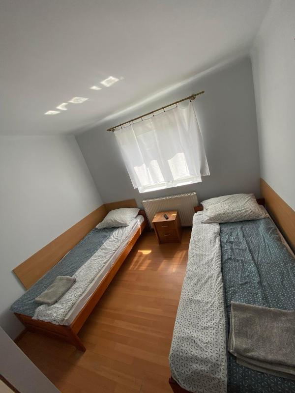 Small Twin Room image 2