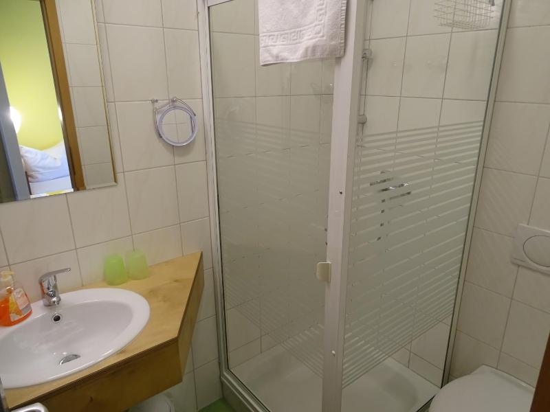 Basic Room with Two Single Beds image 4