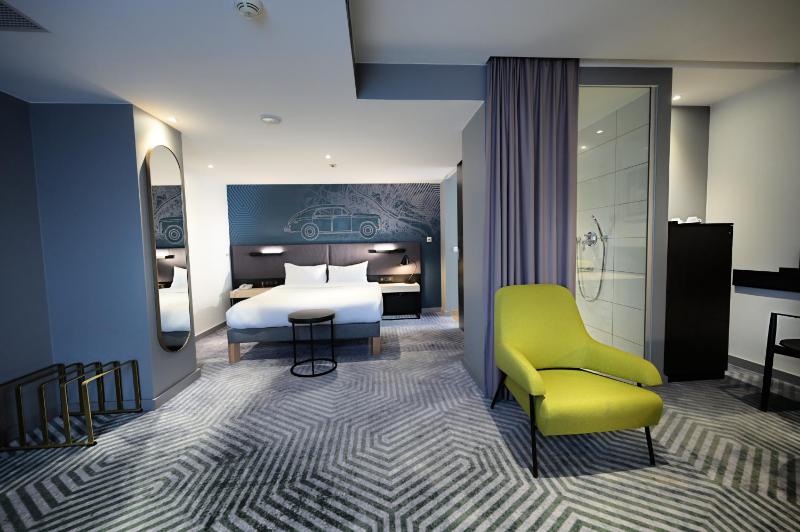 Privilege Queen Room image 3