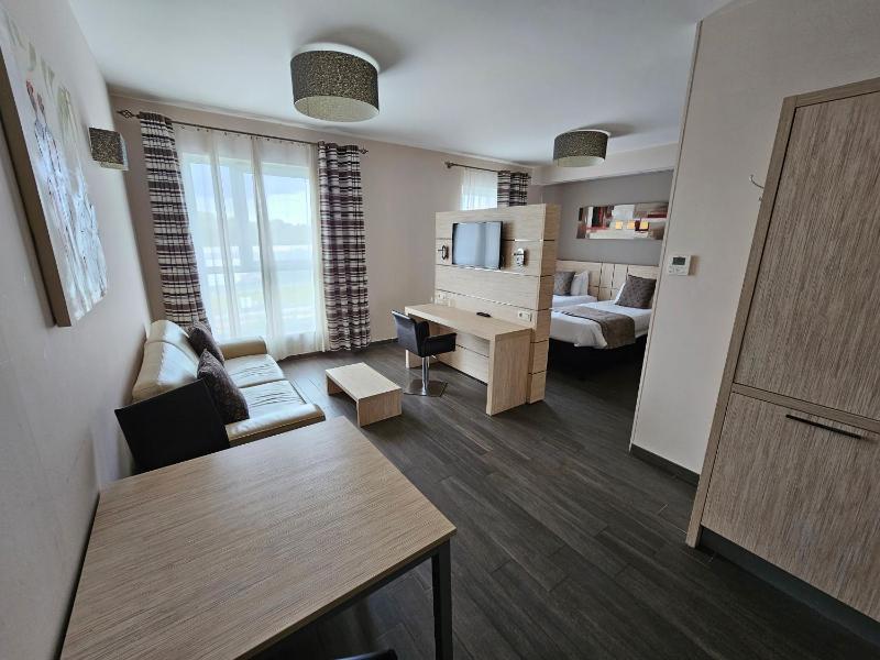 Superior Twin Room image 4