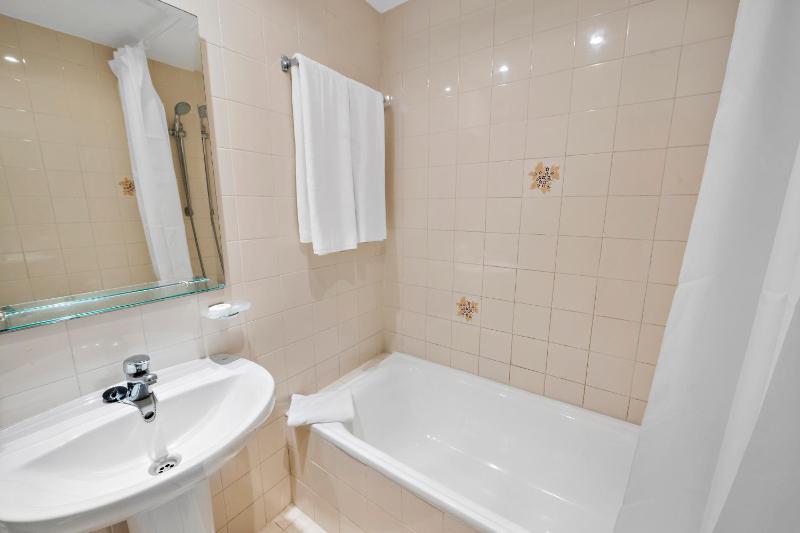 Classic Two Bedroom Apartment with Sea View image 4