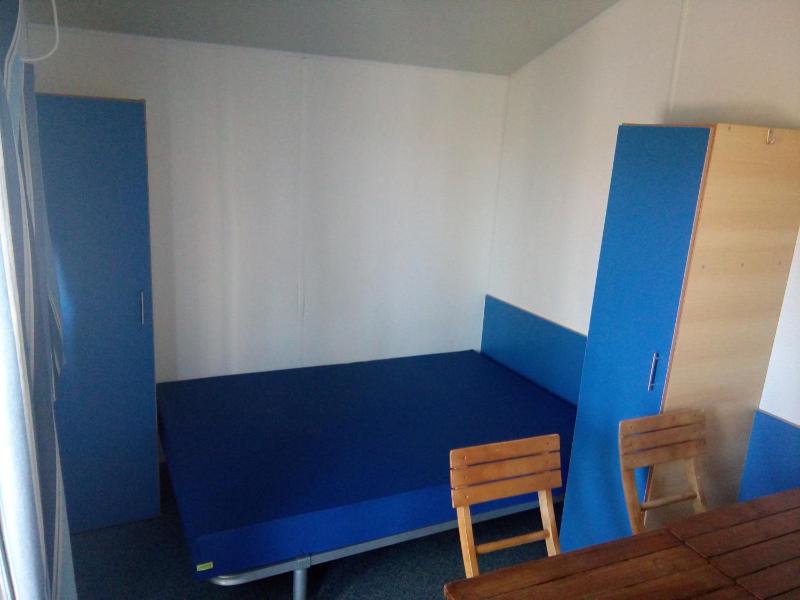 Caravan with shared bathroom image 4