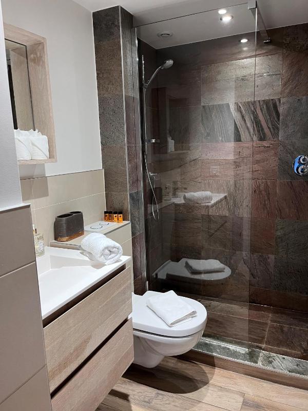 Double or Twin Room with Private Bathroom image 2