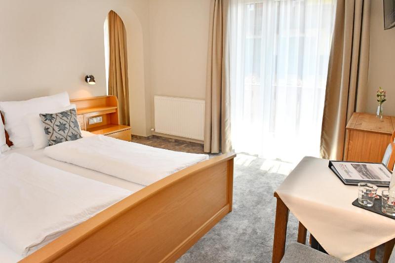 Standard Quadruple Room image 3