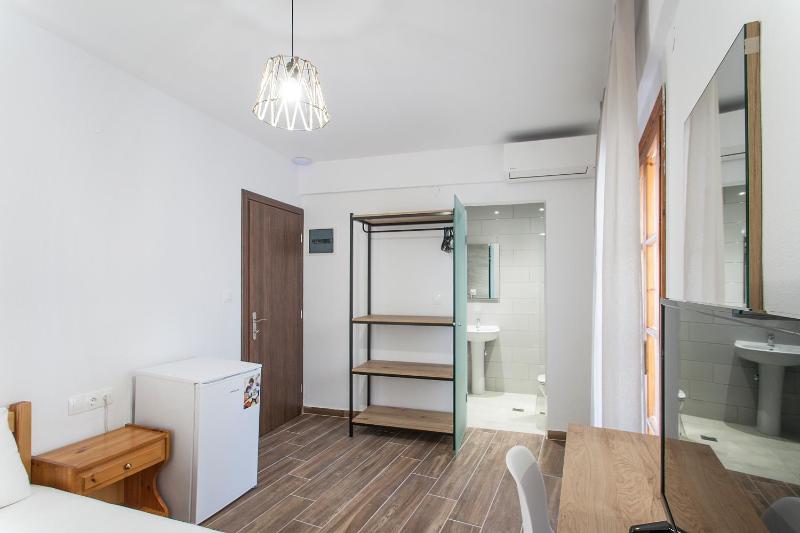 Twin Room with City View image 1
