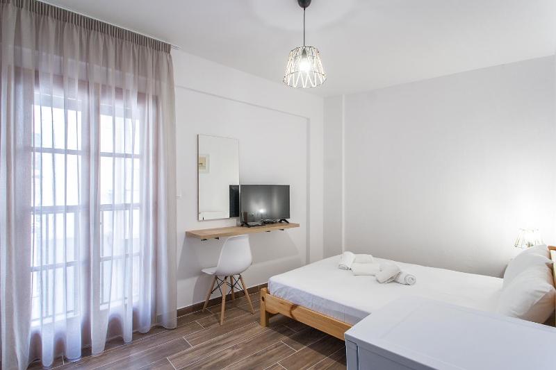 Twin Room with City View image 3