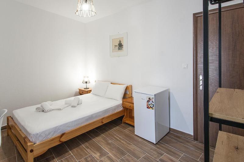 Twin Room with City View image 4